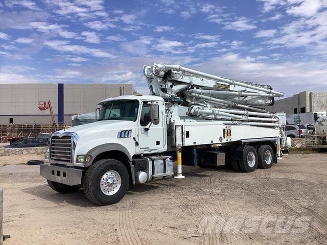 Mack GR64F Betonipumppuautot