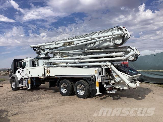 Mack GR64F Betonipumppuautot