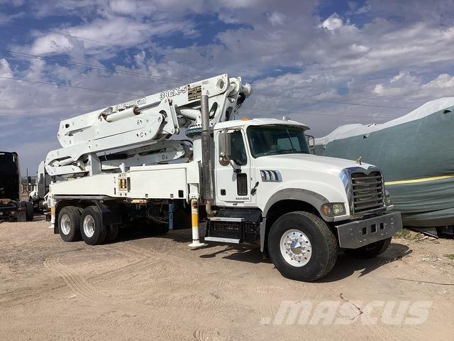 Mack GR64F Betonipumppuautot