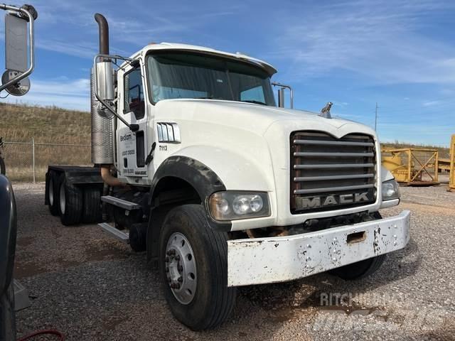 Mack GU713 Vetopöytäautot