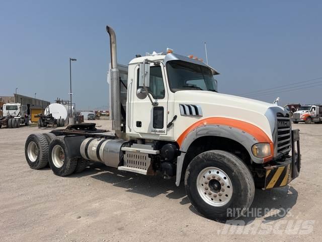 Mack GU713 Vetopöytäautot