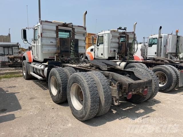 Mack GU713 Vetopöytäautot