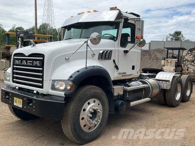 Mack GU713 Vetopöytäautot