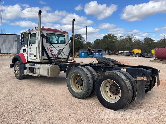 Mack GU713 Vetopöytäautot