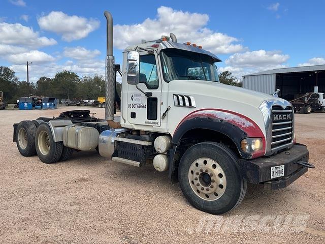 Mack GU713 Vetopöytäautot