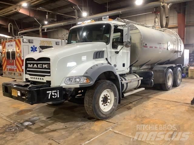 Mack GU813 Vesisäiliöautot