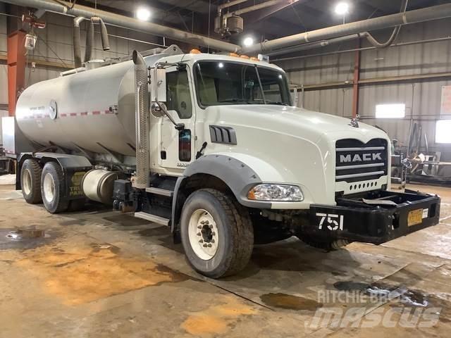 Mack GU813 Vesisäiliöautot