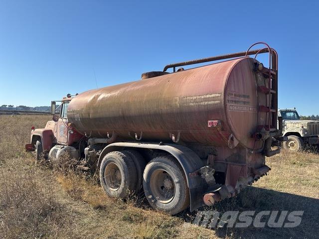 Mack R688ST Vesisäiliöautot