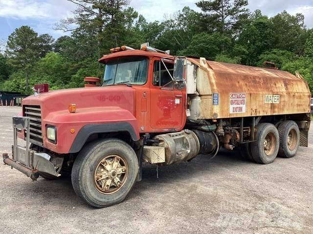 Mack RD688S Vesisäiliöautot