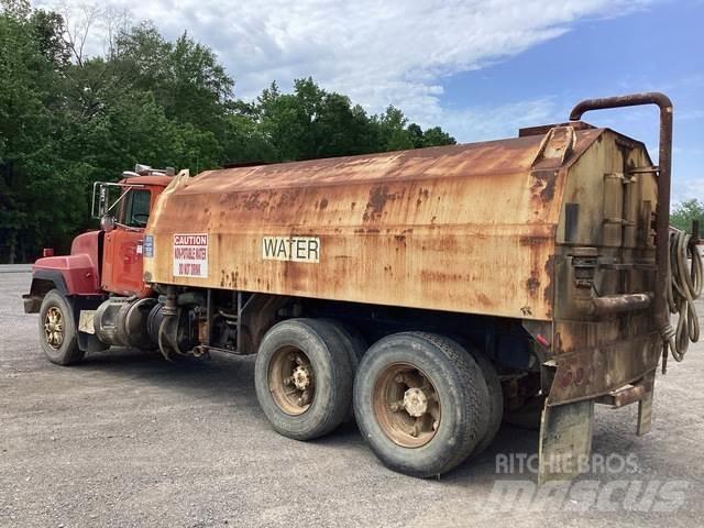 Mack RD688S Vesisäiliöautot