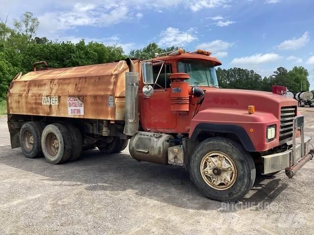 Mack RD688S Vesisäiliöautot