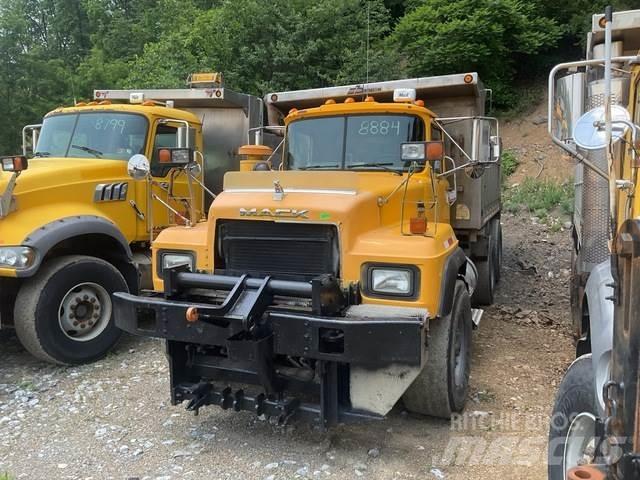 Mack RD688S Hiekan- ja suolanlevittimet