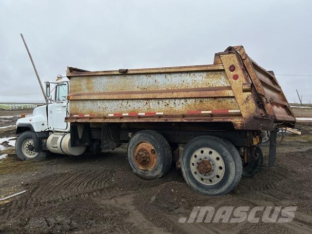 Mack RD688S Sora- ja kippiautot