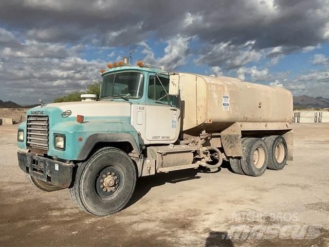 Mack RD690S Vesisäiliöautot