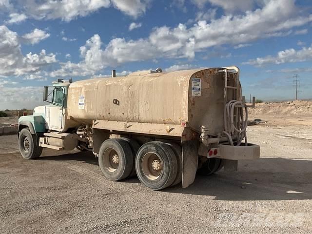 Mack RD690S Vesisäiliöautot