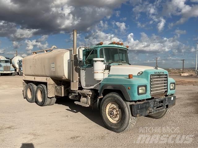 Mack RD690S Vesisäiliöautot