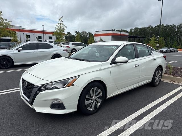 Nissan Altima Henkilöautot