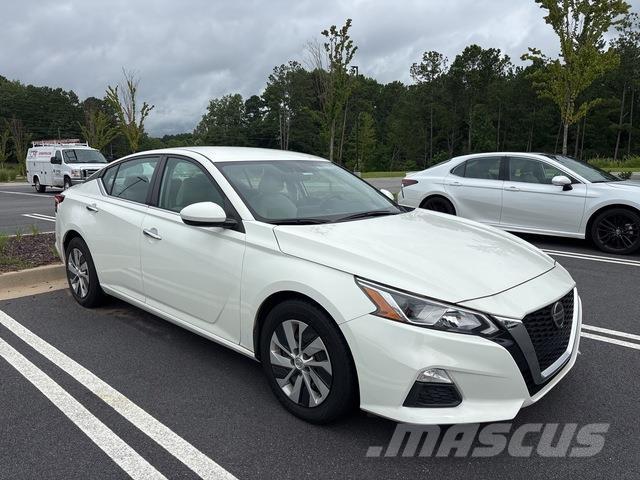 Nissan Altima Henkilöautot