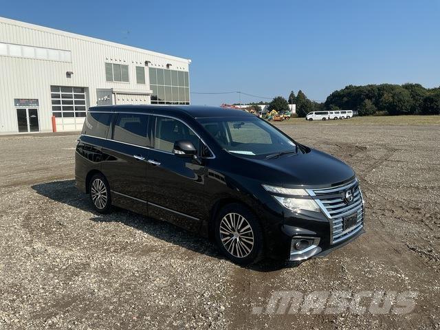Nissan Elgrand Minibussit