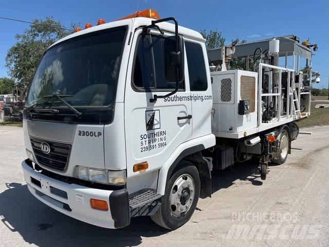 Nissan UD2300 Tienhoitoautot