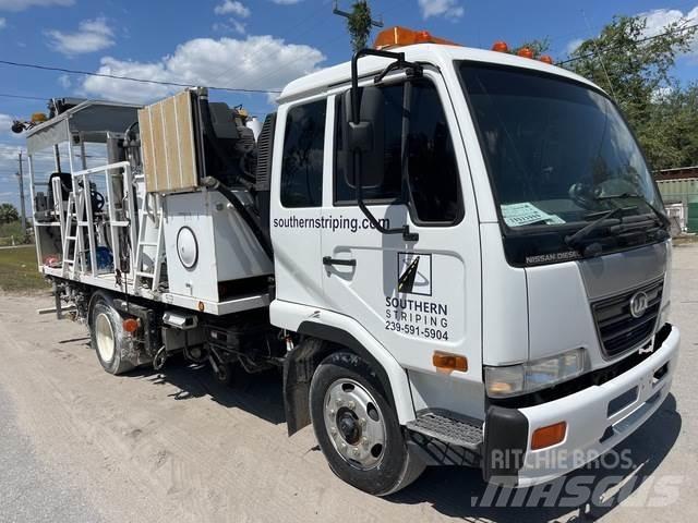 Nissan UD2300 Tienhoitoautot