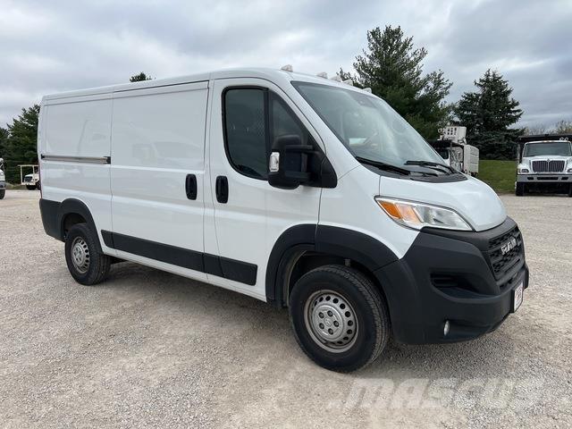 RAM Promaster Pakettiautot