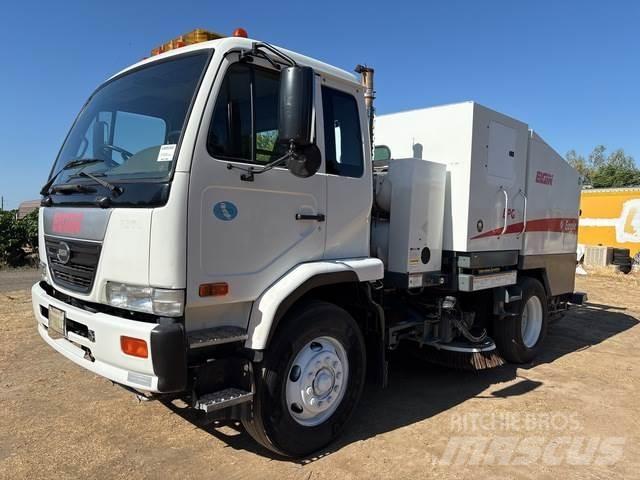 UD 3300 Lakaisuautot