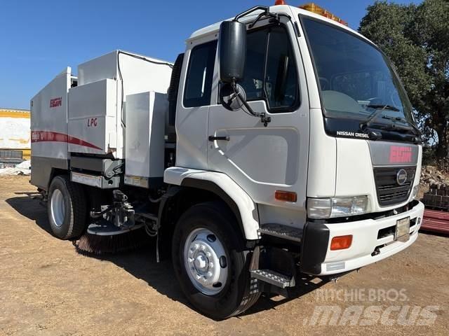 UD 3300 Lakaisuautot