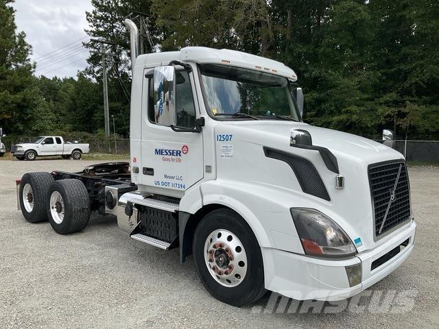 Volvo VNL Vetopöytäautot