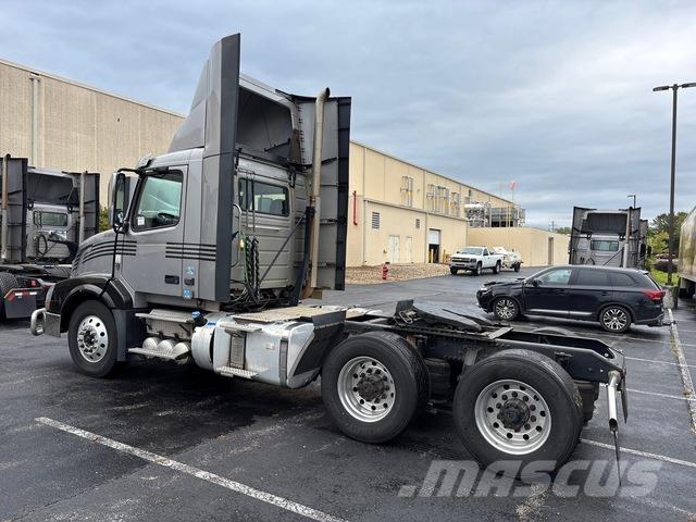 Volvo VNL Vetopöytäautot