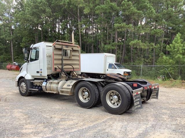Volvo VNL64T Vetopöytäautot