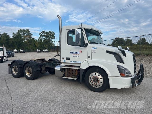Volvo VNL64T Vetopöytäautot