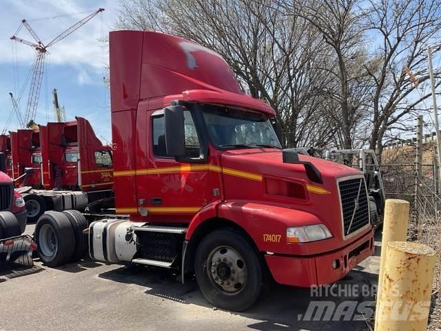 Volvo VNM42T Vetopöytäautot