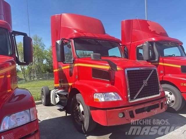 Volvo VNM42T Vetopöytäautot