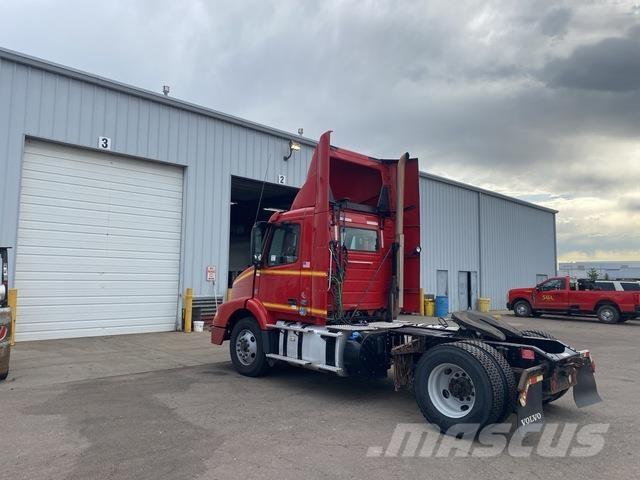 Volvo VNM42T Vetopöytäautot