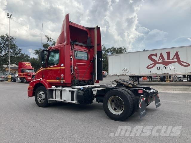 Volvo VNM42T Vetopöytäautot