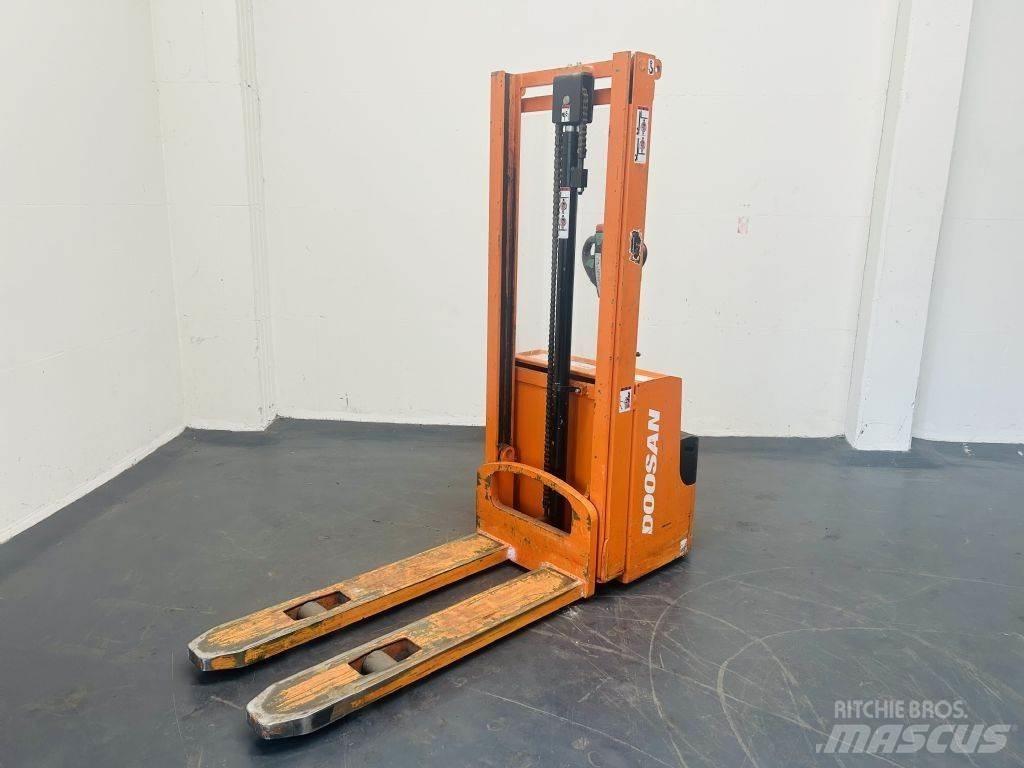 Doosan LEDS12.5C Käyden ajettavat pinoamistrukit