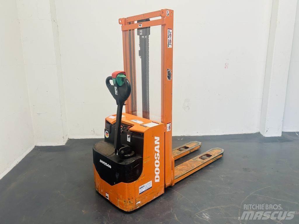 Doosan LEDS12.5C Käyden ajettavat pinoamistrukit