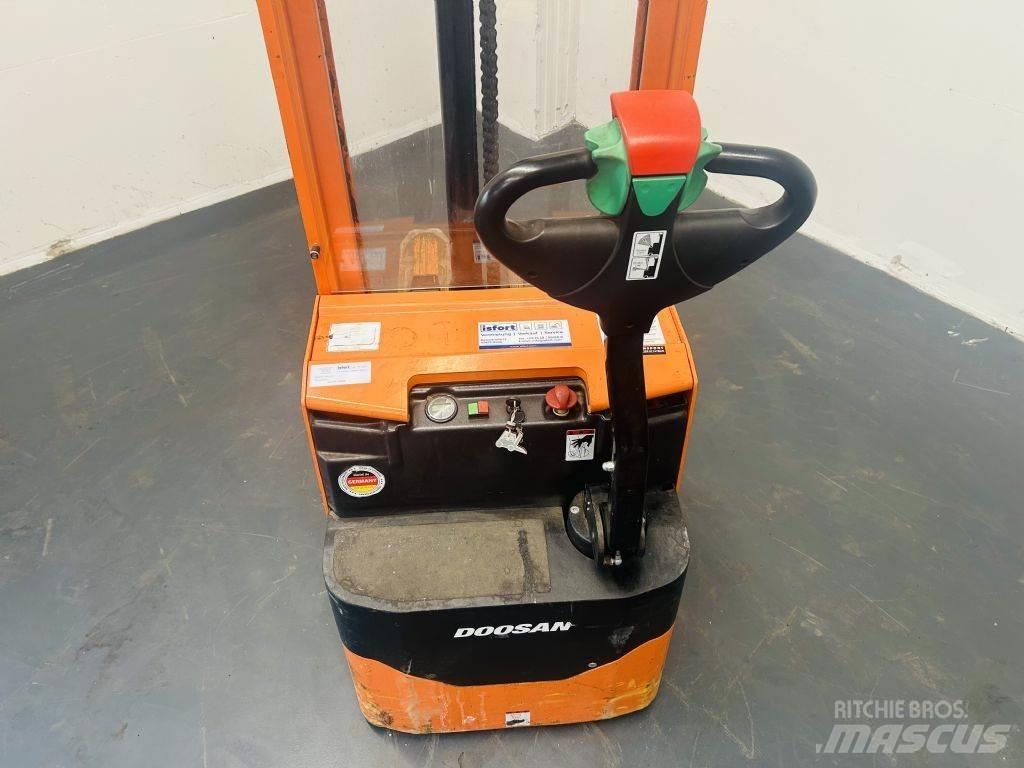 Doosan LEDS12.5C Käyden ajettavat pinoamistrukit