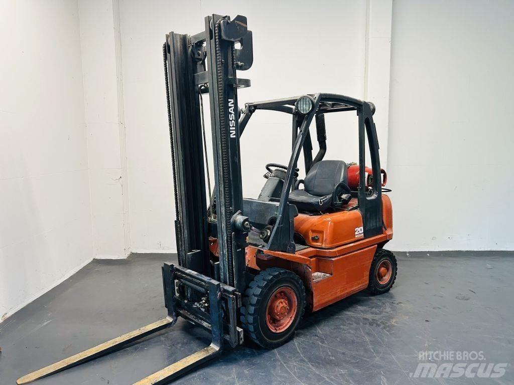 Nissan UD02A20PQ Nestekaasutrukit