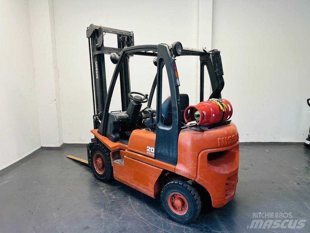 Nissan UD02A20PQ Nestekaasutrukit