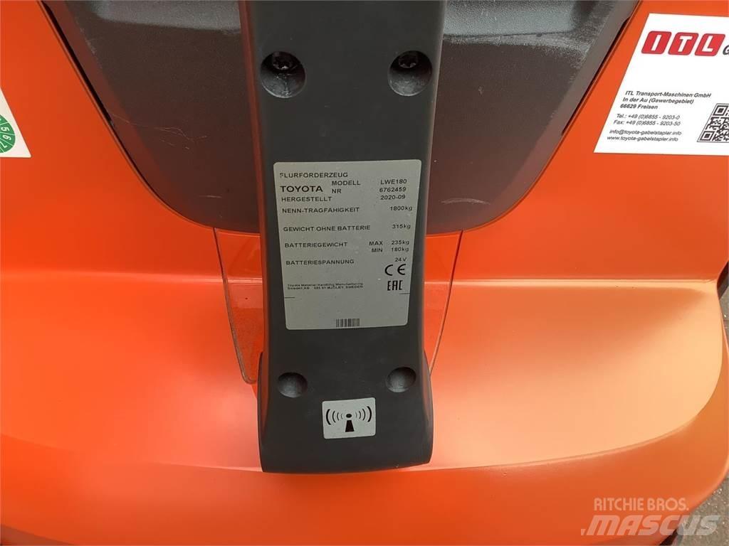 Toyota LWE180 Lavansiirtotrukit