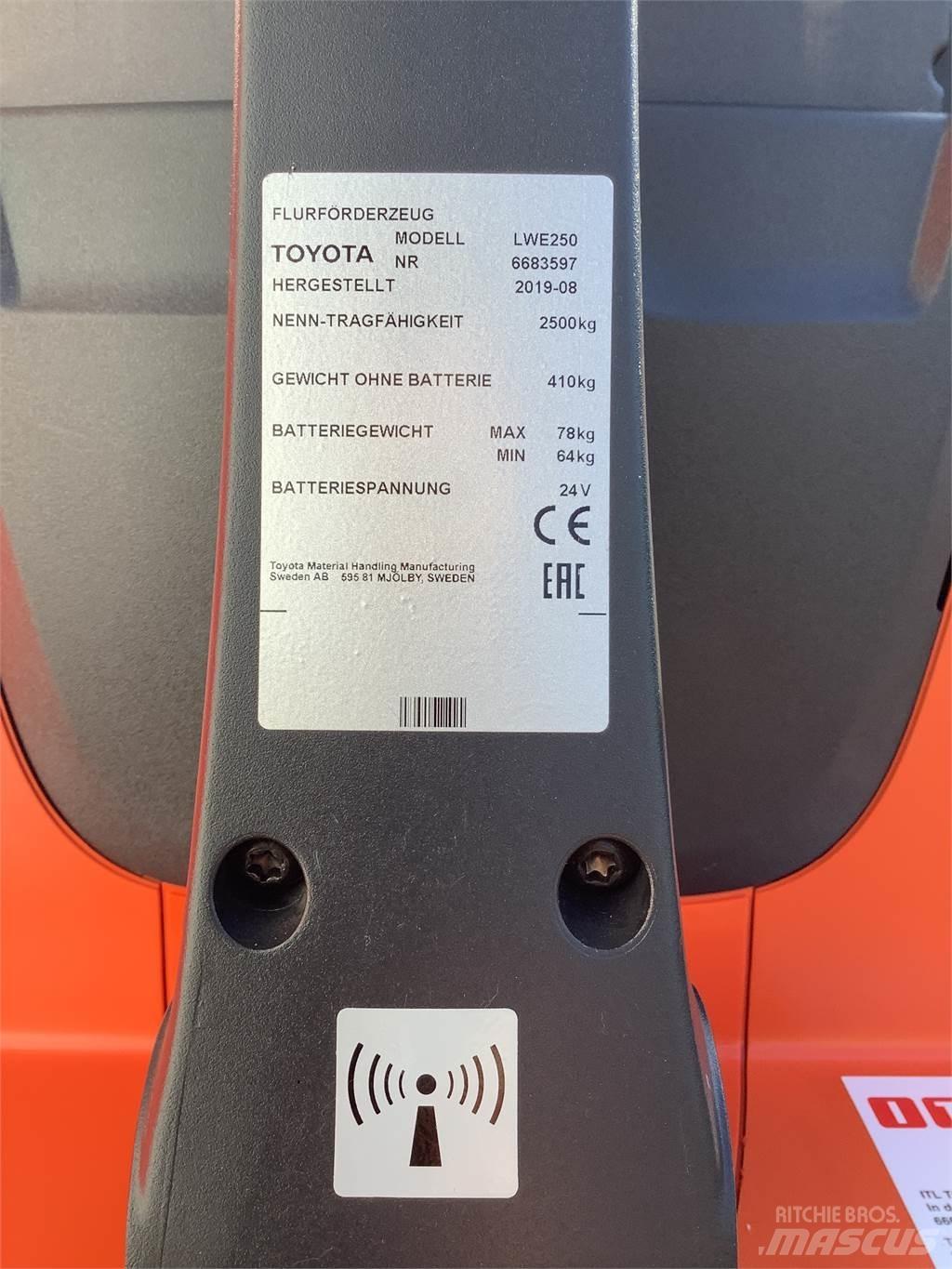 Toyota LWE250 Lavansiirtotrukit