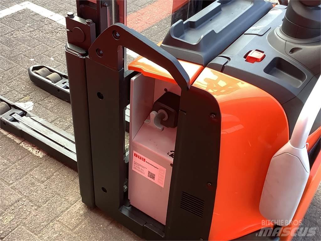 Toyota SPE120L Käyden ajettavat pinoamistrukit