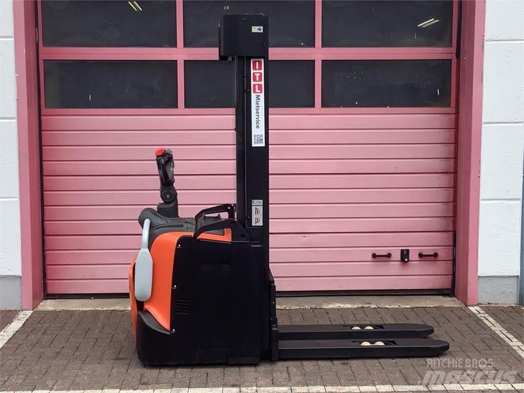 Toyota SPE140 Käyden ajettavat pinoamistrukit