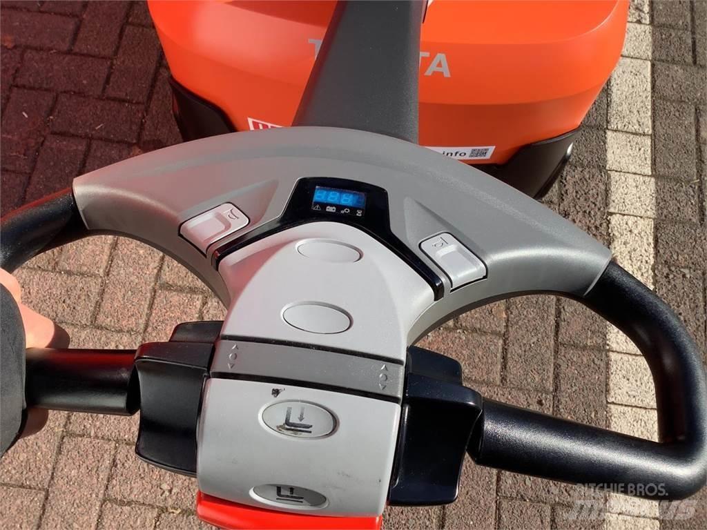 Toyota SWE120 Käyden ajettavat pinoamistrukit