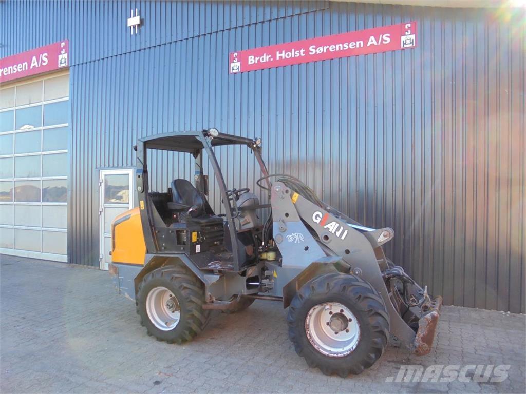 GiANT 5003 Pienkuormaajat