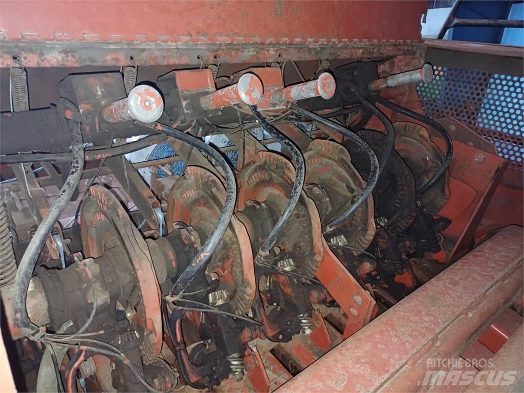 Hesston 4900 Kanttipaalaimet