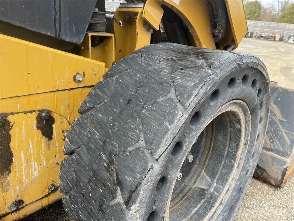 CAT 262D3 Liukuohjatut kuormaajat
