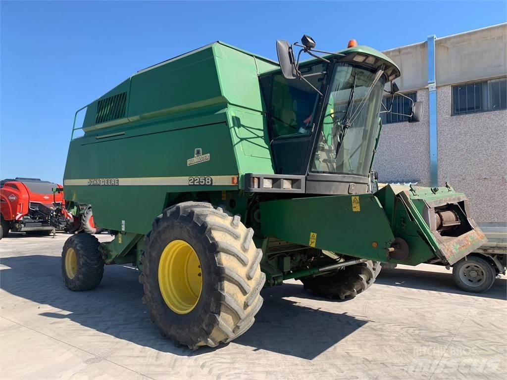 John Deere 2258 Leikkuupuimurit